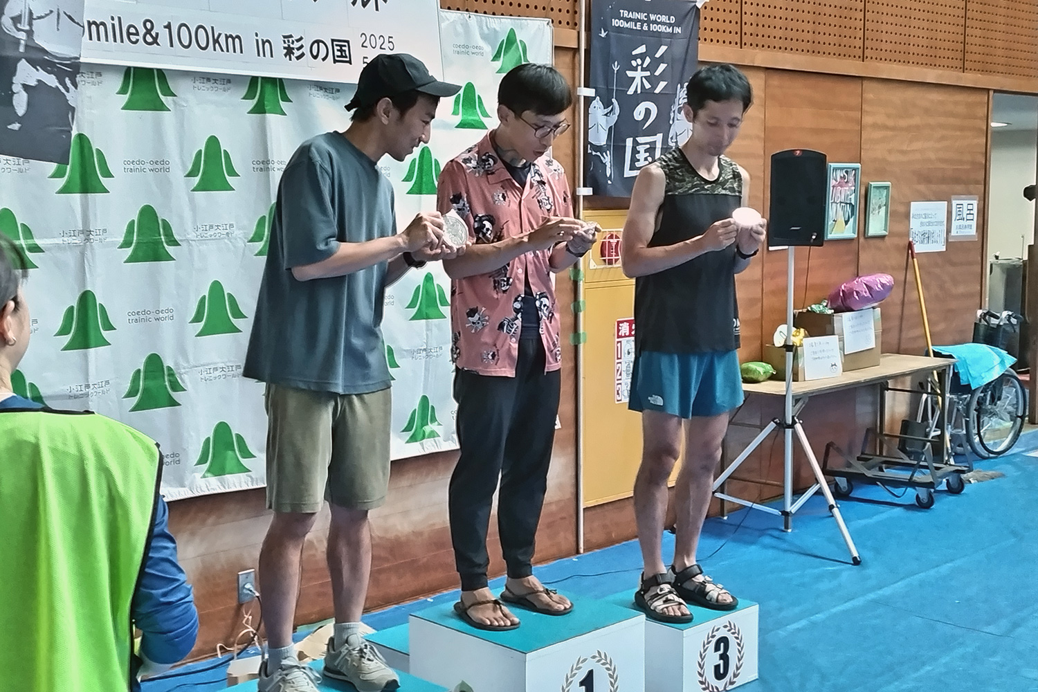 表彰式でのバックル授与の様子。